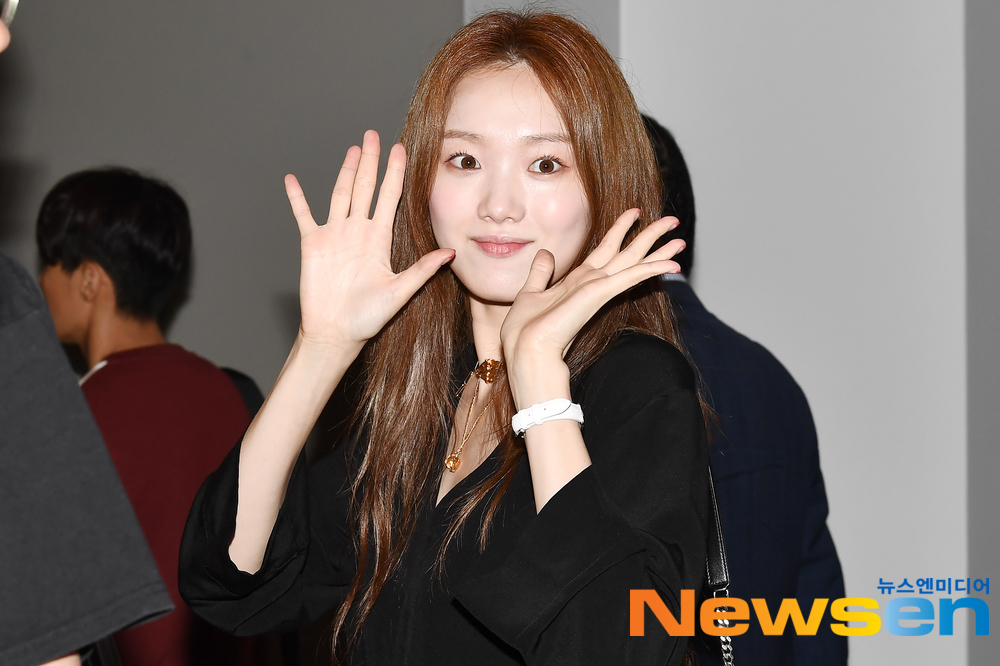 Actor Lee Sung-kyung (LEE SUNG KYOUNG) departed for Philippines Manila on July 26 at the Incheon International Airport in Unseo-dong, Jung-gu, Incheon to attend the schedule of LEE SUNG KYOUNG 1st FANMEETING IN MANILA .Actor Lee Sung-kyung (LEE SUNG KYOUNG) is leaving for Philippines Manila with an airport fashion.exponential earthquake