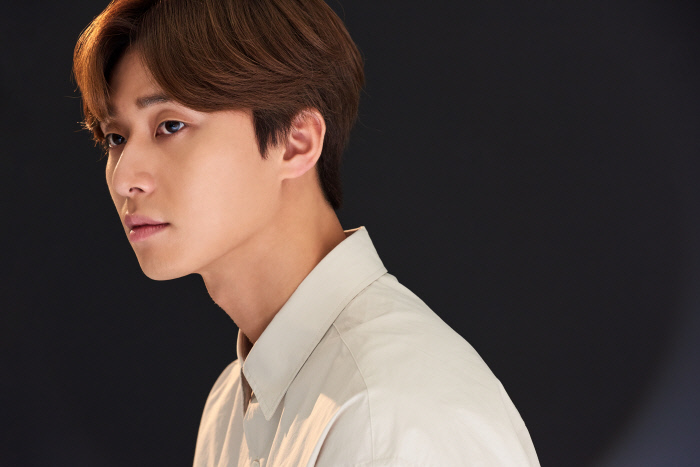 Actor Park Seo-joon is a biggest these days, no matter who.KBS2 <Ssam My Way> tvN <Why is Kim Secretary> and the movie <Youth Police> hit both TV and screen.He will also be drawing a vague picture of the distant future.Park Seo-joon confessed in an interview with  that he met on the 25th that he learned why he became a history of Korean movies through presidential Ahn Sung-ki.Ive never thought deeply about my whole life, not my close future, but Ive learned one thing from seeing Ahn Sung-ki in the movie Lion (director Kim Joo-hwan).Its the importance of self-management, because youre a person who doesnt drink well and values time. If you want to act long, you shouldnt just say it, you should learn this.I dare to imagine that if I live by making rules in me like Ahn Sung-ki, I will be able to become such a history someday. HahaI cant guarantee my future, but if I want to continue acting in the future, I think its the answer to living like you.He also revealed the Lion shooting, acting troubles, and the opportunity to make a special appearance in Parasites, which is about to be released.The praise of the director Constantine ? A movie that foreigners would like.In this work, it shows the religious growth of disassembly as the martial arts champion Yonghu.Hani said frankly that he was worried about whether he was a martial arts player and that he would overlap with Dongman in Ssam My Way.When the director set Yonghu as a martial arts champion, I talked a lot, but I was persuaded, because it was the most intense and rough sport that ever existed, and it was suitable for showing the character.It helped me to play a martial arts player once, and if Yonghu was an unbeaten champion 17 years ago, and it was awkward to stand in the Octagon, wouldnt it be hard to play?When I asked him about his feelings directly on the Octagon, he recalled the time.Once Im standing there, its so hot that I sweat. When I hear about the actual players, they say theyre really excited.I cant remember being sick even if Im right. I could feel that tension enough.Fortunately, the assistant cast members were foreigners from Los Angeles, so it was less uncomfortable to wear the top. HahaThis work was noted for being praised by director Francis Lawrence of Constantine.In particular, director Kim Joo-hwan said, Lawrences secretaries told Park Seo-joon that it was Lion Gosling of the East.I heard that if I didnt like the movie, I would go out in the middle, but I thought that Lion was not a bad movie for foreign people because I saw it all the way.He also said that he asked director Kim, How did you think this was good?Lion Gosling, the secretaries say they did, but Id like to meet them, HahaHani said, I do not want to drink kimchi soup.I think Korean movies are a trend that we recognize in the world these days, and I think its a great honor to be able to contribute to movies in that respect, and if there is an opportunity, there is no reason to refuse.Only the prepared can go, so Im going to prepare basic English, etc.Choi Woo-shik, a good stimulus, a precious friend.He is known for his close relationship with Choi Woo-shik.He made a special appearance in the parasite starring Choi Woo-shik, and Choi Woo-shik also made a special appearance in the Lion and boasted a strong friendship.Both I and Choi Woo-shik miss the old days a lot, and I enjoyed the sitcoms when they were new.At the time, I said that I thought deeply, but when I look back now, I played it without thinking.And I went to the house and slept and skateboarded at the end of the night shooting because the house next to the KBS annex is Choi Woo-shik house. I like that MemoryIt is strange to think for yourself that both of them grow so big that they make the main films.Its a great strength to grow up, and its a few friends I tell you when Im worried about it, and theres a lot of things I dont have, and it gives me a good stimulus.Im inspired, and Im very blessed that the characters are different and the roles dont overlap. HahaChoi Woo-shik was not the only one who met with him. He nodded that he had a great experience because he could taste the scene of director Bong Joon-ho for a while.I couldnt believe it when Director Bong Joon-ho called the office and made an appointment.When I was originally meeting, I was a director who showed the scenarios only for allocation and did not give them to the whole, but after the meeting, he gave me the whole scenario.I felt the details of director Bong Joon-ho while shooting, and I expected that a great work would come out, but I was very surprised to see that I received the Palme dOr.It was an honor to have experienced the scene.