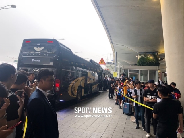 ▲ 유벤투스 선수단 버스 앞에서도 많은 팬들이 기다리고 있다.