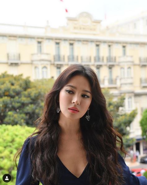 Actor Song Hye-kyo shows off her dazzling beauty in MonacoSong Hye-kyos make-up The Artist wrote on his instagram on the 25th, Shome Gala Dinner Event. Shining Shome Jewelry and a brilliant sister, Shome Opening Event.Opening Event Before the Clock and so on.Recently, Song Hye-kyo attended events such as the French jewelery brand Shome exhibition in Monaco as an Asian ambassador.The netizens are I love you, God Hye Kyo, I love you, too ..., It is really the best, My beauty is crazy, It is great, It is more dazzling than jewelery,  It is not a pretty world .. and It is a beautiful world. On the other hand, Song Hye-kyo was divorced with Song Jung-ki on the 22nd, and became a South Korean in a year and nine months of marriage.Song Hye-kyo said on the 25th that he filed a complaint against a large number of people who were clearly accused of defamation and insults in the Bundang Police Station on the 25th when rumors and malicious comments were made during the divorce process.Photo Song Hye-kyo Makeup The Artist SNS