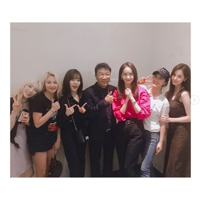 Group Girls Generation cheered on member Im Yoon-ah for the movie Exit premiere.Im Yoon-ah posted several photos on his personal SNS on the 25th, along with an article entitled I was happy to support the movie Exit premiere.The photo shows Im Yoon-ah, Girls Generation members, and SM Entertainment President Lee Soo-man posing.Especially, Taeyeon Hyoyeon Sunny Yuri Seohyun, the strong friendship of Girls Generation members gathered in one place for Im Yoon-ah for a long time, gives a warm heart.Exit (director Lee Sang-geun) is a disaster escape action film depicting an emergency situation in which young Baeksu Yongnam (Chung Jeong-seok) and junior college student Uiju (Im Yoon-ah) must escape the city center covered with toxic gas that may be the cause of the accident, and will be released on the 31st.