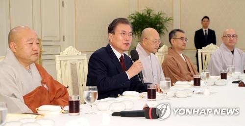 문 대통령, 불교계 초청 오찬 (서울=연합뉴스) 한상균 기자 = 문재인 대통령이 26일 청와대에서 불교 지도자 초청 오찬 전 인사말을 하고 있다. 왼쪽부터 조계종 총무원장 원행 스님, 문 대통령, 천태종 총무원장 문덕 스님, 총지종 통리원장 인선 정사, 조계종 조계사 주지 지현 스님.  2019.7.26 xyz@yna.co.kr