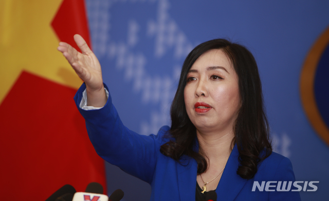 【하노이=AP/뉴시스】베트남 외교부 레 티 투 항 대변인이 지난 3월 14일(현지시간) 하노이에서 열린 언론 브리핑에서 기자들의 질문을 받고 있다.