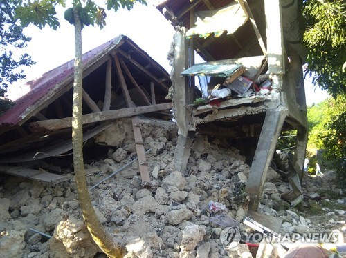 필리핀 지진으로 붕괴한 주택 [AP=연합뉴스]