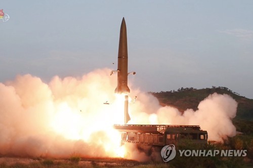 북한, 단거리 탄도미사일 발사 (서울=연합뉴스) 김정은 북한 국무위원장이 한미 군사연습과 남측의 신형군사장비 도입에 반발해 지난 25일 신형전술유도무기(단거리 탄도미사일)의 '위력시위사격'을 직접 조직, 지휘했다고 조선중앙TV가 26일 보도했다. 사진은 중앙TV가 공개한 것으로, 이동식 미사일발사차량(TEL)에서 발사되는 미사일의 모습. 2019.7.26       [국내에서만 사용가능. 재배포 금지. For Use only in the Republic of Korea. No Redistribution] nkphoto@yna.co.kr