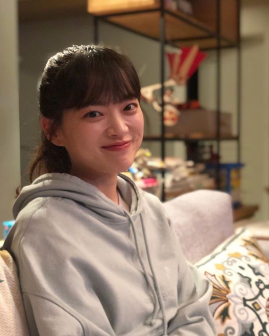 Actor Chun Woo-Hee has released a photo of JTBCs new gilt drama Meloga constitution.Chun Woo-Hee posted a picture on his instagram on July 28 with an article entitled Scene Photos in a long time.The picture featured Chun Woo-Hee in a grey hoodie shirt; Chun Woo-Hee tied her hair together and added a pure charm.Chun Woo-Hees dissipating small face size and lantern-colored eyes catch the eye.The fans who responded to the photos responded, My sister is really pretty, I am laughing, and I want to see you soon.delay stock