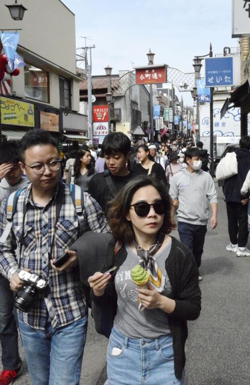 일본 관광지 가마쿠라(鎌倉)시 번화가의 관광객들[교도=연합뉴스 자료사진]