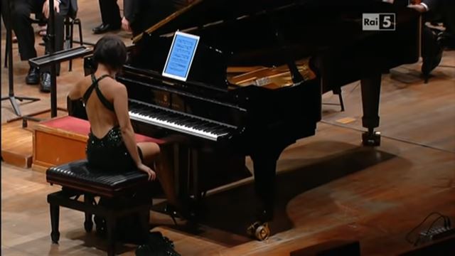 피아니스트 유자 왕이 2016년 산타체칠리아 오케스트라와의 협연에서 전자악보를 보며 연주하는 모습. 유투브 캡처