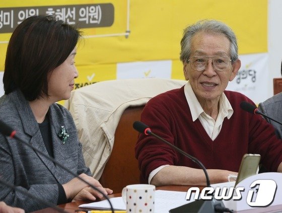 일본의 탈핵전문가이자 작가인 히로세 다카시(오른쪽)가 2016년 한국을 방문해 국회에서 열린 '지진대 위의 핵발전소! 그 위험성 진단과 대책' 간담회에서 발언을 하고 있는 모습. [뉴스1]
