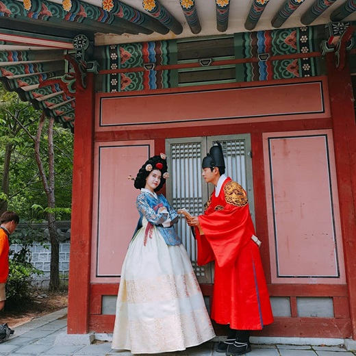 Actor Lee Yi-kyung-kyung released a special behind-the-scenes photo of Hotel DelunaLee Yi-kyung-kyung posted a picture on his 28th day with an article entitled I made a special appearance at Hotel Deluna in his instagram.The photo shows Lee Yi-kyung and IU, who were filmed at the scene of the cable channel TVN drama Hotel Deluna. Lee Yi-kyung-eun turned into a king and boasted a dignified figure.In addition, IU attracted attention because she was wearing a hanbok and making a fresh look.On the other hand, Lee Yi-kyung appeared in JTBC drama Uracha Waikiki 2, a comprehensive channel that ended in May.