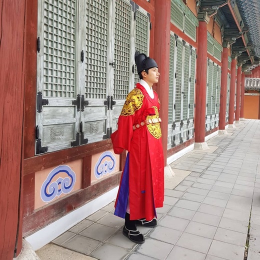 Actor Lee Yi-kyung-kyung released a special behind-the-scenes photo of Hotel DelunaLee Yi-kyung-kyung posted a picture on his 28th day with an article entitled I made a special appearance at Hotel Deluna in his instagram.The photo shows Lee Yi-kyung and IU, who were filmed at the scene of the cable channel TVN drama Hotel Deluna. Lee Yi-kyung-eun turned into a king and boasted a dignified figure.In addition, IU attracted attention because she was wearing a hanbok and making a fresh look.On the other hand, Lee Yi-kyung appeared in JTBC drama Uracha Waikiki 2, a comprehensive channel that ended in May.