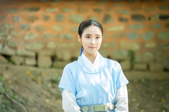 The new employee, Na Hae-ryung, was released behind-the-scenes.MBC drama Na Hae-ryung (played by Kim Ho-soo / directed by Kang Il-soo, Han Hyun-hee / produced green snake media) released a behind-the-scenes cut on July 29th, commemorating the number one audience rating of the drama.Na Hae-ryung, starring Shin Se-kyung, Jung Eun-woo, and Park Ki-woong, is the first problematic Ada Lovelace () in Joseon, Na Hae-ryung (Shin Se-kyung) and Prince Lee Rim (Jung Eun-woo) in the antiwar mother solo. The Phil full romance annals.Lee Ji-hoon, Park Ji-hyun and other young actors, Kim Ji-jin, Kim Min-sang, Choi Duk-moon and Sung Ji-ru.In the 5-8th episode of the new employee, Na Hae-ryung, who became Ada Lovelace, was portrayed.Among them, Na Hae-ryung was reunited with Lee Lim in the melted party, and Lee Lim deceived her as an inner tube.Na Hae-ryung witnessed that Lee Lim, who was threatened with his life, revealed that he was the prince of Joseon, and there is growing interest in how the relationship between the two will flow.First, Shin Se-kyung, who was divided into the 19th century Korean Girl Crush icon Na Hae-ryung, attracts attention.Last week, he stepped up his wedding ceremony and gazed at Ada Lovelace, and became the first Ada Lovelace of Joseon.In the open photo, she gives a youthful hand greetings all over the palace and is in close contact with actors such as Jung Eun-woo and Park Ji-hyun, so she expects her to play as Ada Lovelace.Then the charm of Jung Eun-woo, where sweetness and charisma coexist, catches the eye.While shooting a scene asking the name of Na Hae-ryung to find the owner of the bookstore, he takes a cheerful pose and plays with the puppy he met on the way to Onyang Palace.In addition, in the last 8 ending scenes, the figure that he is said to be the Daewon Daegun is a picture of a prince, which is admirable.In addition, Park Ki-woong and Lee Ji-hoon, who played the crown prince Lee Jin and the officer Min Woo-won, were also revealed.Two people who boast a gentle but unreachable force in the play are laughing at the camera and laughing at the camera, and they are hanging out with other actors without hesitation, making them guess the atmosphere of the scene.In addition, Park Ji-hyun, Lee Ye-rim, and Jang Yubin, who are active as Ada Lovelace 4th person with Shin Se-kyung, were also captured.Park Ji-hyun, who is burning his passion for acting while watching the script with Shin Se-kyung, and Lee Ye-rim and Yubin, who are reacting like a real act during the shooting of the scene, are expecting their activities in the future.Thanks to the love and support that the viewers sent me, I was able to record my highest audience rating and the highest audience rating of the drama in the first week of the broadcast, said Na Hae-ryung, a new employee. I would like to ask for your attention because I am going to broadcast 1-8 times at 8:55 pm on the 30th.Park Su-in