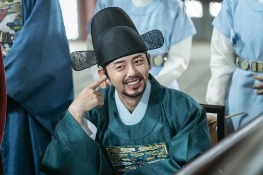 The new employee, Na Hae-ryung, was released behind-the-scenes.MBC drama Na Hae-ryung (played by Kim Ho-soo / directed by Kang Il-soo, Han Hyun-hee / produced green snake media) released a behind-the-scenes cut on July 29th, commemorating the number one audience rating of the drama.Na Hae-ryung, starring Shin Se-kyung, Jung Eun-woo, and Park Ki-woong, is the first problematic Ada Lovelace () in Joseon, Na Hae-ryung (Shin Se-kyung) and Prince Lee Rim (Jung Eun-woo) in the antiwar mother solo. The Phil full romance annals.Lee Ji-hoon, Park Ji-hyun and other young actors, Kim Ji-jin, Kim Min-sang, Choi Duk-moon and Sung Ji-ru.In the 5-8th episode of the new employee, Na Hae-ryung, who became Ada Lovelace, was portrayed.Among them, Na Hae-ryung was reunited with Lee Lim in the melted party, and Lee Lim deceived her as an inner tube.Na Hae-ryung witnessed that Lee Lim, who was threatened with his life, revealed that he was the prince of Joseon, and there is growing interest in how the relationship between the two will flow.First, Shin Se-kyung, who was divided into the 19th century Korean Girl Crush icon Na Hae-ryung, attracts attention.Last week, he stepped up his wedding ceremony and gazed at Ada Lovelace, and became the first Ada Lovelace of Joseon.In the open photo, she gives a youthful hand greetings all over the palace and is in close contact with actors such as Jung Eun-woo and Park Ji-hyun, so she expects her to play as Ada Lovelace.Then the charm of Jung Eun-woo, where sweetness and charisma coexist, catches the eye.While shooting a scene asking the name of Na Hae-ryung to find the owner of the bookstore, he takes a cheerful pose and plays with the puppy he met on the way to Onyang Palace.In addition, in the last 8 ending scenes, the figure that he is said to be the Daewon Daegun is a picture of a prince, which is admirable.In addition, Park Ki-woong and Lee Ji-hoon, who played the crown prince Lee Jin and the officer Min Woo-won, were also revealed.Two people who boast a gentle but unreachable force in the play are laughing at the camera and laughing at the camera, and they are hanging out with other actors without hesitation, making them guess the atmosphere of the scene.In addition, Park Ji-hyun, Lee Ye-rim, and Jang Yubin, who are active as Ada Lovelace 4th person with Shin Se-kyung, were also captured.Park Ji-hyun, who is burning his passion for acting while watching the script with Shin Se-kyung, and Lee Ye-rim and Yubin, who are reacting like a real act during the shooting of the scene, are expecting their activities in the future.Thanks to the love and support that the viewers sent me, I was able to record my highest audience rating and the highest audience rating of the drama in the first week of the broadcast, said Na Hae-ryung, a new employee. I would like to ask for your attention because I am going to broadcast 1-8 times at 8:55 pm on the 30th.Park Su-in