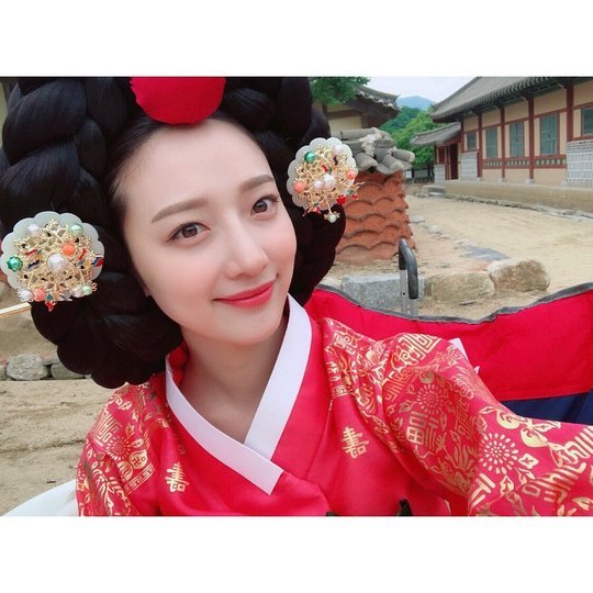 Actor Pyo Ye-jin released a certified shot of Hotel Deluna.On July 29, Pyo Ye-jin posted an article on his instagram saying, Wait a minute ... I went to eat pizza ... I am a fan # Hotel Deluna.Pyo Ye-jin in the public photo poses in the mid-Joseon era costume.Pyo Ye-jin performed a special performance with Lee Kyung at TVN Hotel Deluna, which was broadcast on the 28th.Lee Ha-na