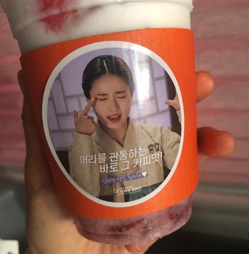 Actor Shin Se-kyung received a gift of a coffee tea for his birthday.Shin Se Kyung posted a coffee car certification shot on July 29th as a birthday present on his personal instagram.The open coffee car contains the phrase Happy birthday to Sekyung, the same coffee taste that penetrates your head.Shin said, Thank you very much to everyone who congratulated me. I love you.Park Su-in