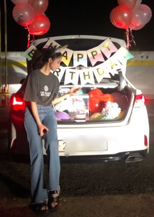 Shin Se-kyung posted a picture on his 29th day with an article entitled Thank you on his instagram.In the open photo, Shin Se-kyung is taking an authentication shot while leaning on the trunk of a vehicle containing a surprise gift prepared by his acquaintances.In particular, Shin Se-kyung, who sits on the car, boasts a superior ratio and catches his eye.On the other hand, Shin Se-kyung is appearing in MBC drama New Entrepreneur.