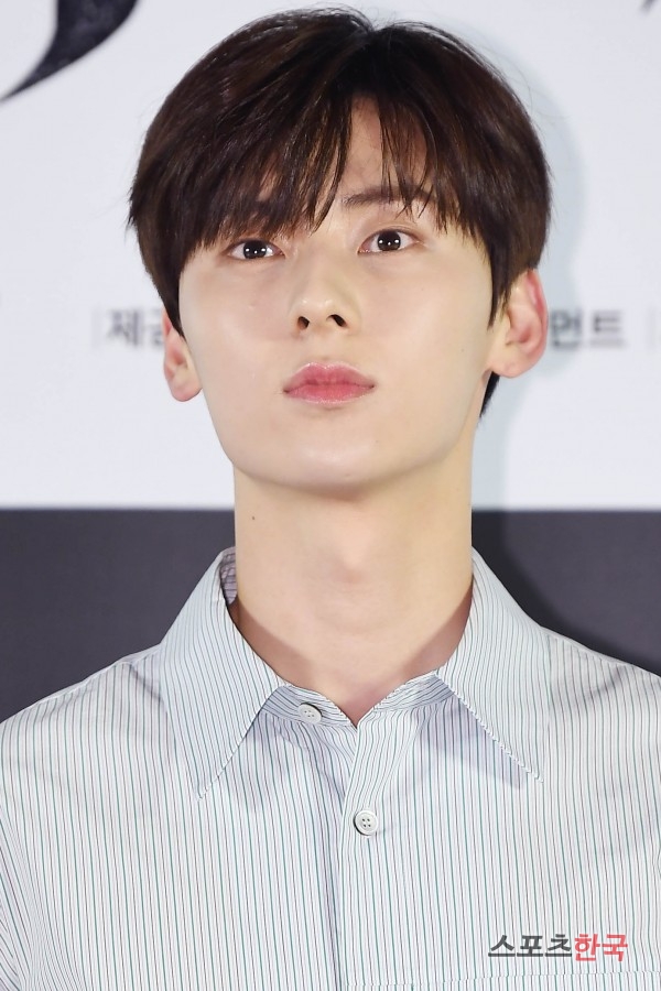 NUEST Hwang Min-hyun attends the VIP premiere of the movie Lion (director Kim Joo-hwan) at Lotte Cinema World Tower in Songpa-gu, Seoul on the afternoon of the 30th.The Lion is a film about the story of martial arts champion Yonghu (Park Seo-joon) meeting the Kuma priest Anshinbu (Ahn Sung-ki) and confronting the powerful evil () that has confused the world.Park Seo-joon, Ahn Sung-ki and Udohwan will appear.