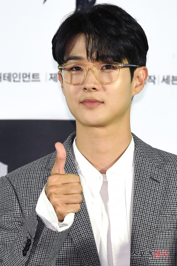 Choi Woo-shik is attending the VIP premiere of the movie Lion (director Kim Joo-hwan) at Lotte Cinema World Tower in Songpa-gu, Seoul on the afternoon of the 30th.Lion is a film about the story of martial arts champion Yonghu (Park Seo-joon) meeting the Kuma priest Ansinbu (Anseonggi) and confronting the powerful evil (), which has confused the world.Park Seo-joon, Ahn Sung-ki, and Woo Do-hwan will appear.
