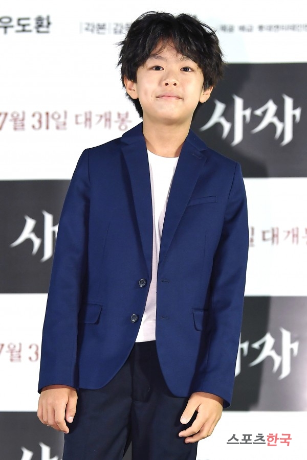 Actor Rain attends the VIP premiere of the movie Lion (director Kim Joo-hwan) at Lotte Cinema World Tower in Songpa-gu, Seoul on the afternoon of the 30th.The Lion is a film about the story of martial arts champion Yonghu (Park Seo-joon) meeting the Kuma priest Anshinbu (Ahn Sung-ki) and confronting the powerful evil () that has confused the world.Park Seo-joon, Ahn Sung-ki and Udohwan will appear.