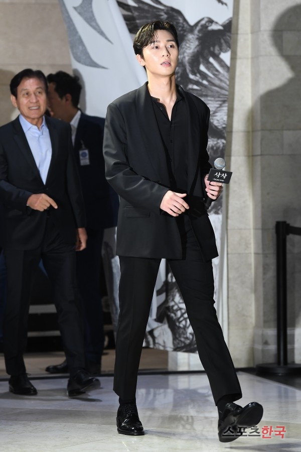 Park Seo-joon is attending the VIP premiere of the movie Lion (director Kim Joo-hwan) at Lotte Cinema World Tower in Songpa-gu, Seoul on the afternoon of the 30th.Lion is a film about the story of martial arts champion Yonghu (Park Seo-joon) meeting the Kuma priest Ansinbu (Anseonggi) and confronting the powerful evil (), which has confused the world.Park Seo-joon, Ahn Sung-ki, and Woo Do-hwan will appear.