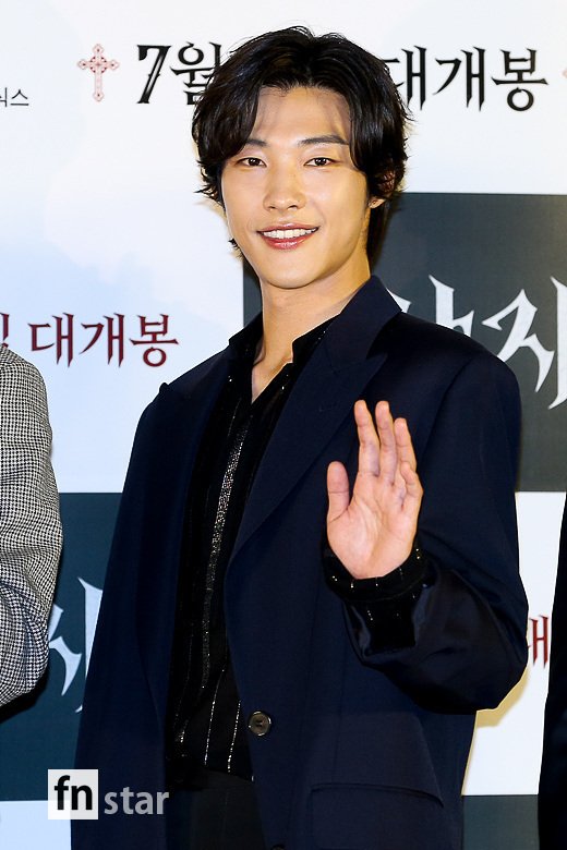 Actor Woo Do-hwan attended the VIP premiere of the movie Lion at the Lotte Cinema World Tower in Jamsil, Songpa-gu, Seoul on the afternoon of the 30th.The movie Lion, starring Park Seo-joon, Woo Do-hwan and Ahn Sung-ki, is scheduled to open on the 31st as a film about the story of martial arts champion Yonghu (Park Seo-joon), who met the Kuma priest Anshinbu (Ahn Sung-ki) and confronting the powerful evil that has confused the world.