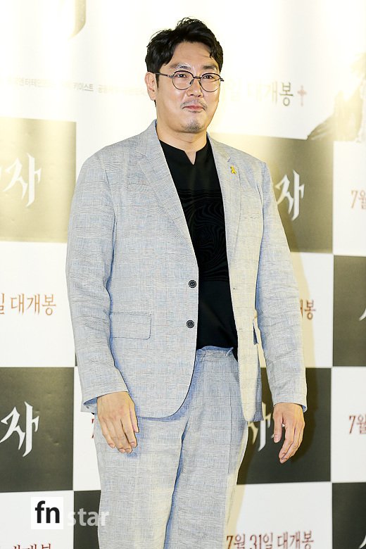 Actor Cho Jin-woong attended the VIP premiere of the movie Lion at the Lotte Cinema World Tower in Jamsil, Songpa-gu, Seoul on the afternoon of the 30th.The movie The Lion, starring Park Seo-joon, Woo Do-hwan and Ahn Sung-ki, is scheduled to open on the 31st as a film about the fighting champion Yonghu (Park Seo-joon), meeting the Kuma priest Ansinbu (Ahn Sung-ki) and confronting the powerful evil that has confused the world.