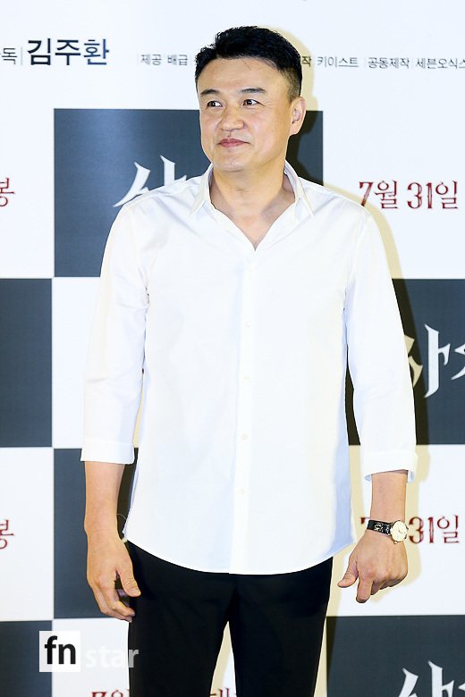 Actor Park Joong-hoon attended the VIP premiere of the movie Lion at the Lotte Cinema World Tower in Jamsil, Songpa-gu, Seoul on the afternoon of the 30th.The movie The Lion, starring Park Seo-joon, Woo Do-hwan and Ahn Sung-ki, is scheduled to open on the 31st as a film about the martial arts champion Yonghu (Park Seo-joon) meeting the Kuma priest Anshinbu (Anseonggi) and confronting the powerful evil that has confused the world.