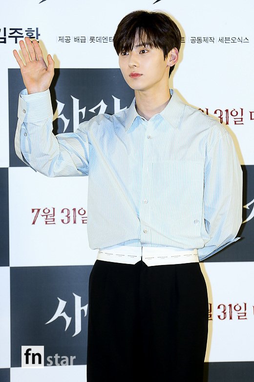 NUEST Hwang Min-hyun attended the VIP premiere of the movie Lion at the Lotte Cinema World Tower in Jamsil, Songpa-gu, Seoul on the afternoon of the 30th.The movie The Lion, starring Park Seo-joon, Woo Do-hwan and Ahn Sung-ki, is scheduled to open on the 31st as a film about the fighting champion Yonghu (Park Seo-joon), meeting the Kuma priest Ansinbu (Ahn Sung-ki) and confronting the powerful evil that has confused the world.