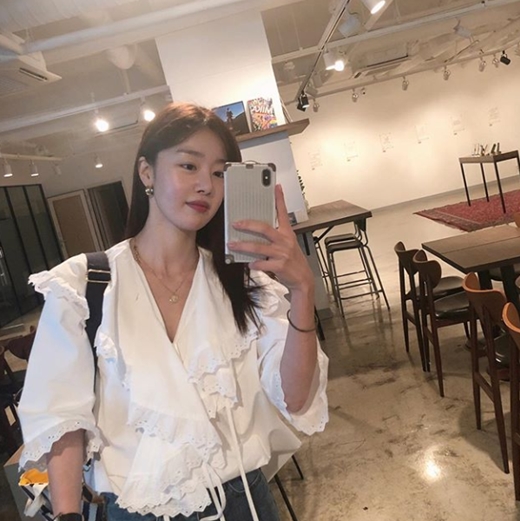 Singer and actor Han Sun-hwa has reported on his recent situation.Han Sun-hwa posted a photo on his Instagram on the afternoon of the 29th with an article entitled Reading Condition So So So.The photo released shows Han Sun-hwa filming himself in the mirror; Han Sun-hwa is wearing a colorful white blouse with frills and jeans.Han Sun-hwa is eye-catching as she boasts neat beautyMeanwhile, Han Sun-hwa appeared on the cable channel OCN drama Save me 2 which last June.