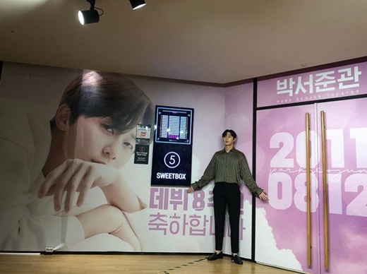 Actor Park Seo-joon thanked the fans for their love.On the 30th, Park Seo-joon posted a picture on his instagram with an article entitled I am so impressed by these people ... I can not follow you ... I will do well Thank you so much.In the photo, there is a picture of the movie theater painted with a picture of Park Seo-joon along with the article Happy 8th Anniversary of Debut. Park Seo-joon is taking a commemorative photo with his arms open.On the other hand, Park Seo-joon played the role of a martial arts player Yong-hoo in the movie Lion released on the 31st.