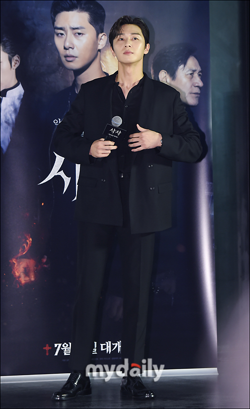 Actor Park Seo-joon attended the VIP premiere of the movie Lion (director Kim Joo-hwan, distribution lotte mart entertainment) at the Lotte Mart Cinema World Tower in Jamsil, Seoul on the afternoon of the 30th.The film The Lion is a film about a fighting champion, Yonghu (Park Seo-joon), who meets the Kuma priest Anshinbu (Ahn Sung-ki) and confronts the powerful evil (), which has put the world in turmoil.Its scheduled for release July 31.