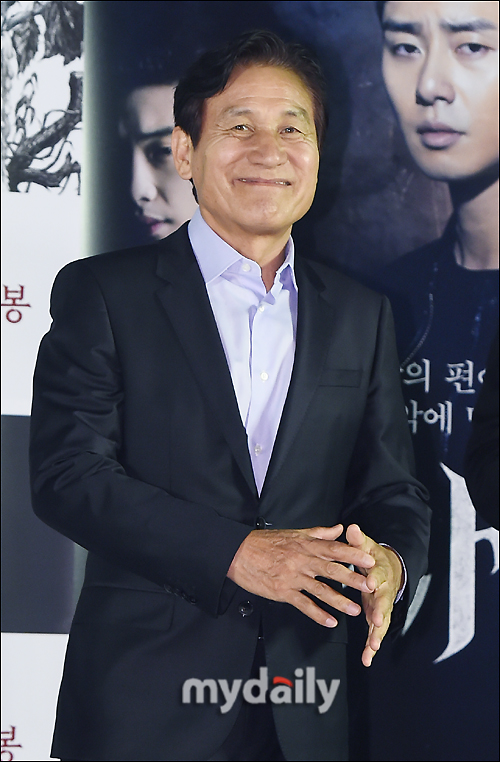 Actor Ahn Sung-ki attends a VIP premiere of the movie Lion (director Kim Joo-hwan, distribution lotte mart entertainment) at the Lotte Mart Cinema World Tower in Jamsil, Seoul on the afternoon of the 30th.The film The Lion is a film about the fighting champion Yonghu (Park Seo-joon) meeting the Kuma priest Anshinbu (Ahn Sung-ki) and confronting the powerful evil (), which has confused the world.Its scheduled for release July 31.