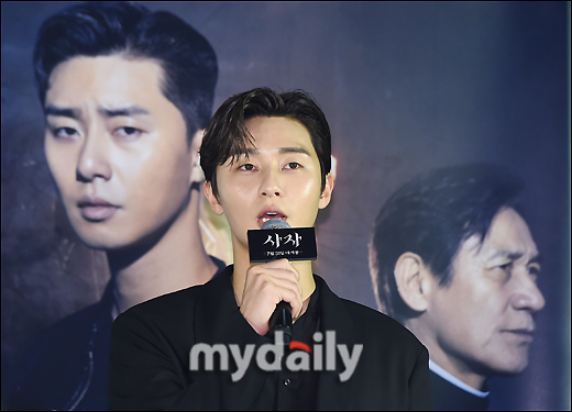 Actor Park Seo-joon is attending a VIP premiere of the movie Lion (director Kim Joo-hwan, distribution lotte mart entertainment) at the Lotte Mart Cinema World Tower in Jamsil, Seoul on the afternoon of the 30th.The film The Lion is a film about a fighting champion, Yonghu (Park Seo-joon), who meets the Kuma priest Anshinbu (Ahn Sung-ki) and confronts the powerful evil (), which has put the world in turmoil.Its scheduled for release July 31.
