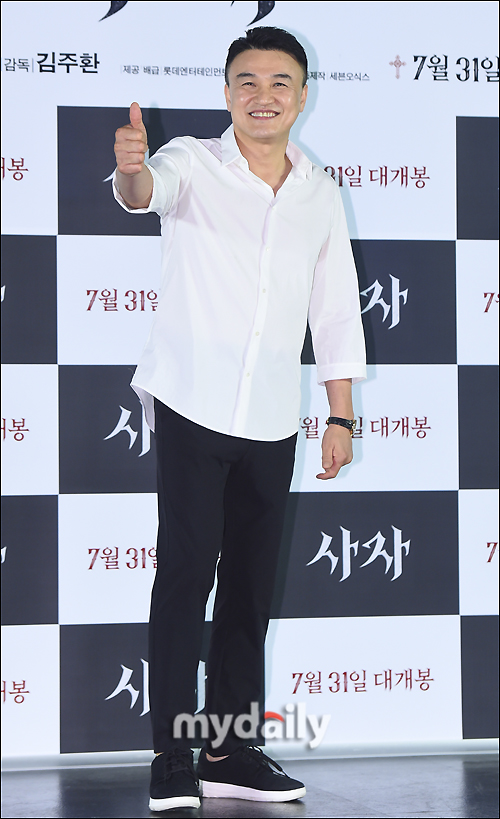 Actor Park Joong-hoon attends the VIP premiere of the movie Lion (director Kim Joo-hwan, distribution lotte mart entertainment) at the Lotte Mart Cinema World Tower in Seoul on the afternoon of the 30th.The movie The Lion is a film about the story of the martial arts champion Yonghu (Park Seo-joon) meeting the Kuma priest Anshinbu (Anseonggi) and confronting the powerful evil (), which has confused the world.Its scheduled for release July 31.