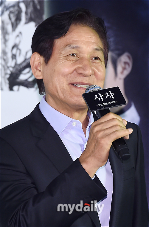 Actor Ahn Sung-ki is attending a VIP premiere of the movie Lion (director Kim Joo-hwan, distribution lotte mart entertainment) at the Lotte Mart Cinema World Tower in Jamsil, Seoul on the afternoon of the 30th.The film The Lion is a film about the fighting champion Yonghu (Park Seo-joon) meeting the Kuma priest Anshinbu (Ahn Sung-ki) and confronting the powerful evil (), which has confused the world.Its scheduled for release July 31.