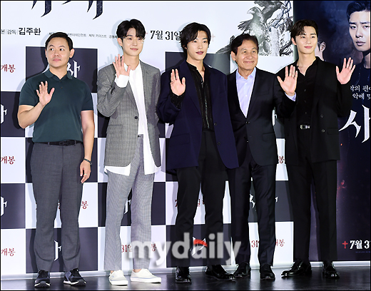 The cast members have photo time at the VIP premiere of the movie Lion (director Kim Joo-hwan, distribution lotte mart entertainment) held at the Jamsil Lotte Mart Cinema World Tower in Seoul on the afternoon of the 30th.From left, Kim Joo-hwan, Choi Woo-sik, Woo Do-hwan, Ahn Sung-ki, Park Seo-joon.The film The Lion is a film about a fighting champion, Yonghu (Park Seo-joon), who meets the Kuma priest Anshinbu (Ahn Sung-ki) and confronts the powerful evil (), which has put the world in turmoil.Its scheduled for release July 31.