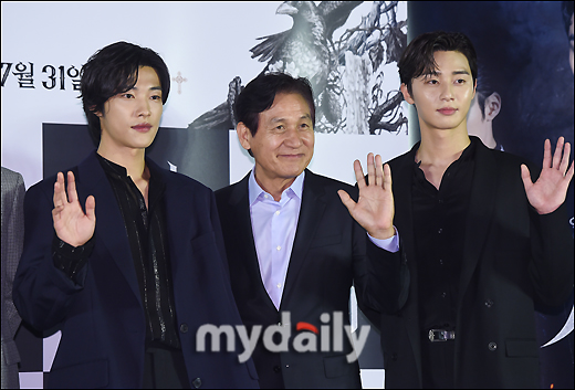 Actor Woo Do-hwan, Ahn Sung-ki and Park Seo-joon (from left) attended the VIP premiere of the movie Lion (director Kim Joo-hwan, distribution lotte mart entertainment) at the Lotte Mart Cinema World Tower in Jamsil, Seoul on the afternoon of the 30th.The film The Lion is a film about a fighting champion, Yonghu (Park Seo-joon), who meets the Kuma priest Anshinbu (Ahn Sung-ki) and confronts the powerful evil (), which has put the world in turmoil.Its scheduled for release July 31.