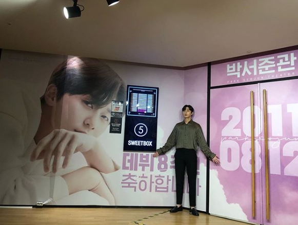 Actor Park Seo-joon was impressed by Park Seo-joon.Park Seo-joon posted a Park Seo-joon certification shot on July 30th by fans on his personal instagram.In the photo, Park is posing in front of Park Seo-joon, who has his own photo.Park said, They are very impressed. I can not follow them. I will do well. Thank you so much.Park Su-in