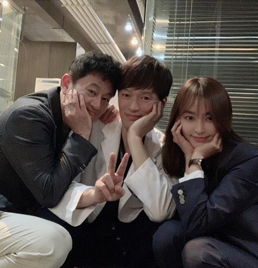 Actor Jung Yu-mi has released Golden Man and Woman 2 behind-the-scenes cut.Jung Yu-mi posted a behind-the-scenes cut on July 30th to commemorate the end of MBCs drama Golden Man and Woman 2 on his personal instagram.Jung Yu-mi (played by Eunsol) in the photo creates a cheerful atmosphere with Jung Jae-young (played by Baekbeom), Park Jun-gyu (played by Kang Dong-sik), Kim Young-woong (played by Yang Soo-dong).Jung Yu-mi, along with the photo, said, Good time, happy memories, precious people. Thank you.Park Su-in