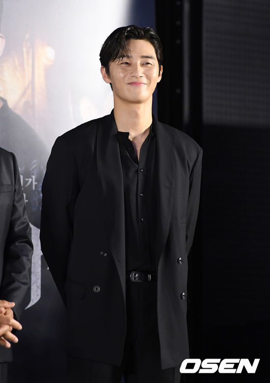 The VIP premiere of the movie Lion (director Kim Joo-hwan) was held at Lotte Cinema World Tower in Songpa-gu, Seoul on the afternoon of the 30th.Actor Park Seo-joon has photo time.