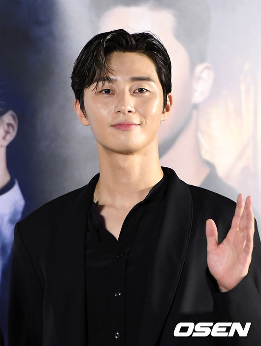 The VIP premiere of the movie Lion (director Kim Joo-hwan) was held at Lotte Cinema World Tower in Songpa-gu, Seoul on the afternoon of the 30th.Actor Park Seo-joon has photo time.