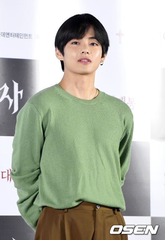 The VIP premiere of the movie Lion (director Kim Joo-hwan) was held at Lotte Cinema World Tower in Songpa-gu, Seoul on the afternoon of the 30th. BTS Vu has photo time.