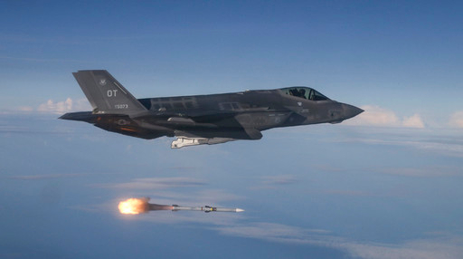 미 공군 F-35A가 공중표적을 향해 공대공미사일을 발사하고 있다. 미 공군 제공
