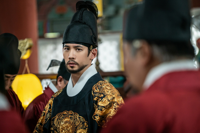 Actor Park Ki-woong, who plays Lee Jin, the most determined crown prince in the history of the Joseon Dynasty, plays the role of the most powerful prince in the history of the Joseon Dynasty in MBCWednesday-Thursday evening drama drama Na Hae-ryung (played by Kim Ho-su/director Kang Il-soo, Han Hyun-hee/produced Green Snake Media) I stepped out.Park Ki-woong meets listeners with the voice behind the Wait signal every day through seven different episodes from today.Wait a minute is a radio campaign that MBC has been carrying out for the past 20 years, and it is a corner where we think about various stories of our society with listeners through the voices of prominent people from all walks of life.Park Ki-woong, who has been loved by many people for revealing his unique presence through various works such as Return, Monster, Gangsetal, Cheese in the Trap and Secretly Great.This time, the drama Na Hae-ryung has been transformed into Lee Jin, the true monarch of Joseon, and has been receiving favorable reviews from viewers by spewing a thrilling charisma that catches the deputies at once.In particular, Lee Jin is not only playing a decisive role in the birth of Ada Lovelace (), but also attracting attention because he foresaw that Ada Lovelace will be a strong support and empower.Park Ki-woong, who has been loved by viewers for his authentic acting in every role he plays as well as his beautiful appearance, will be working with viewers through this campaign to worry about acting and serious worries about his job as an actor for characters.MBCs public interest campaign Wait, which seeks listeners with the voice of Actor Park Ki-woong for a week from today to August 4, is broadcast on MBC FM4U (Seoul/Gyeonggi 91.9MHz), and can be heard through smartphone application Mini.The broadcast will be broadcast three times a day at 10:56 am, 7:56 pm, and 9:56 pm.So far, Park Ki-woong, Shin Se-kyung, as well as Shin Ha Kyun, Yu Hae Jin, Kim Sang Joong, Cha Shira, Lee Yo-won and Jung Jae-young have added meaning to the campaign.On the other hand, MBC Wednesday-Thursday evening drama Na Hae-ryung, starring Shin Se-kyung, Jung Eun-woo, Park Ki-woong, Lee Ji-hoon and Park Ji-hyun, is against the old truth that men and women are distinguished in the background of 19th century Joseon and that there is a return to their status. It is a fiction historical drama that plant precious seeds, and it is the first problematic Ada Lovelace-ryung of Joseon and the Phil full romance annals of Prince Lee Rim (Jung Eun-woo) as the anti-war mother solo.