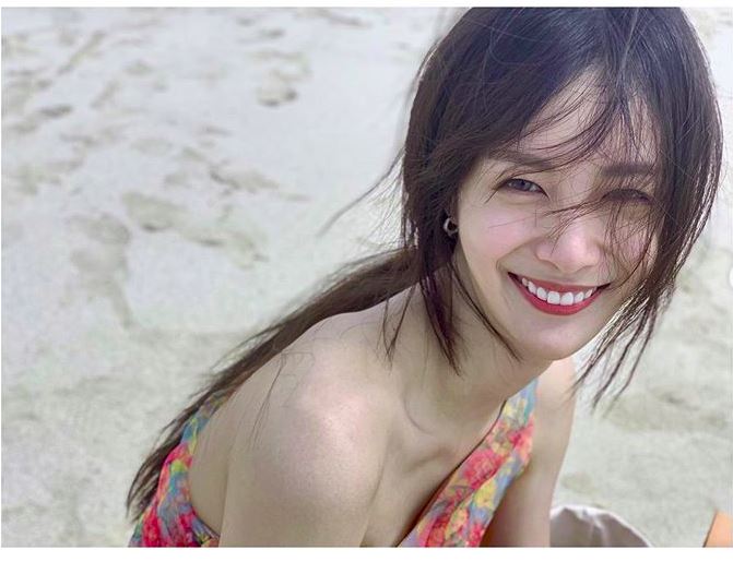Actor Song Da-eun has revealed a refreshing daily life where the summer atmosphere is felt.Song Da-eun hashtaged the phrase pictured on his instagram on the 30th, saying, The weather is done today. The photo released along with this shows Song Da-eun on the beach.The sunny weather and the clear sky like his writing attract attention, and the beauty of Songda Eun and the fantastic background are combined to remind me of everyday photos.Especially, the colorful pattern of dress he wears is as colorful as the visual of Song Da Eun.Song Da Eun changed in another photo with other clothes, and he was comfortable compared to a colorful dress.He is wearing white sleeveless jeans and a neon bag, and he is making a natural smile. He also has a style of Kuanku (decorating as if he is not in a mood) as a song.Song Da-eun, who announced his face with TVN Heart Signal 2 in 2018, appeared in the olive drama The Room of Eunju.