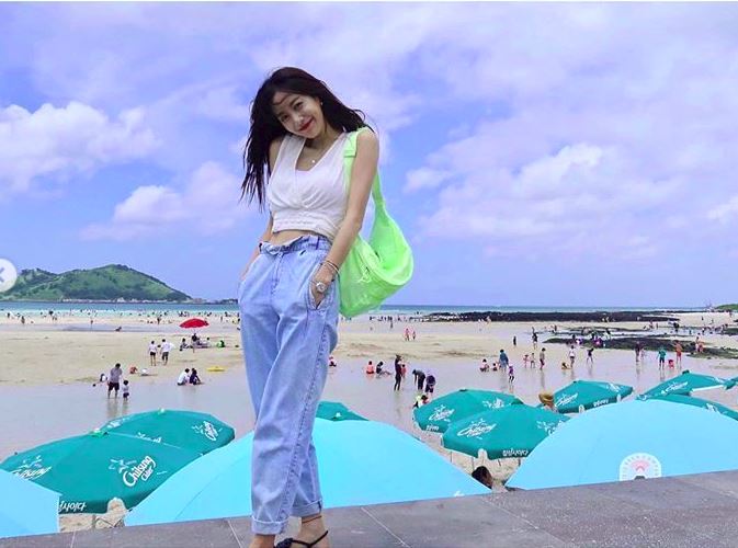 Actor Song Da-eun has revealed a refreshing daily life where the summer atmosphere is felt.Song Da-eun hashtaged the phrase pictured on his instagram on the 30th, saying, The weather is done today. The photo released along with this shows Song Da-eun on the beach.The sunny weather and the clear sky like his writing attract attention, and the beauty of Songda Eun and the fantastic background are combined to remind me of everyday photos.Especially, the colorful pattern of dress he wears is as colorful as the visual of Song Da Eun.Song Da Eun changed in another photo with other clothes, and he was comfortable compared to a colorful dress.He is wearing white sleeveless jeans and a neon bag, and he is making a natural smile. He also has a style of Kuanku (decorating as if he is not in a mood) as a song.Song Da-eun, who announced his face with TVN Heart Signal 2 in 2018, appeared in the olive drama The Room of Eunju.