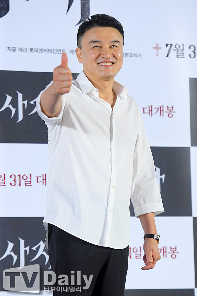 The VIP premiere of the movie Lion (director Kim Joo-hwans distribution Lotte Mart Entertainment) was held at the Lotte Mart Cinema World Tower in Songpa-gu, Seoul on the afternoon of the 30th.Actor Park Joong-hoon is attending the VIP premiere of the Lion.Lion will be released on the 31st as a film about the story of martial arts champion Yonghu (Park Seo-joon) meeting with the Kuma priest Anshinbu (Ahn Sung-ki) to confront the powerful evil (), which has confused the world.Lion VIP premiere