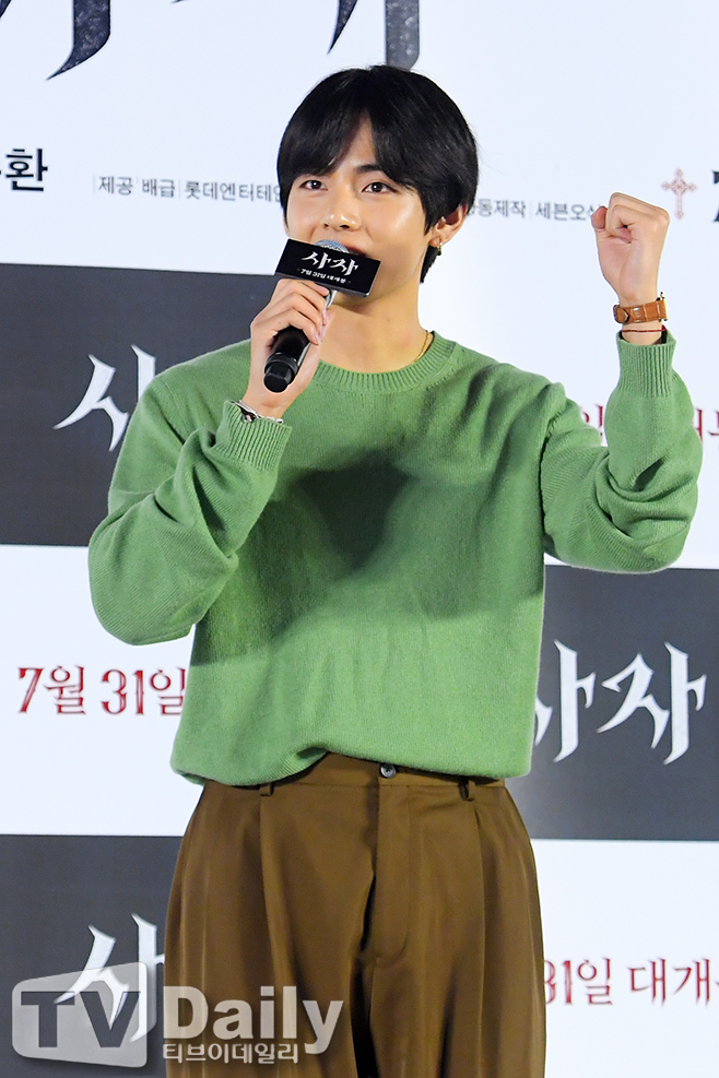 The VIP premiere of the movie Lion (director Kim Joo-hwans distribution Lotte Mart Entertainment) was held at the Lotte Mart Cinema World Tower in Songpa-gu, Seoul on the afternoon of the 30th.BTS BU is attending the VIP premiere of Lion on the day.Lion will be released on the 31st as a film about the story of martial arts champion Yonghu (Park Seo-joon) meeting with the Kuma priest An Shinbu (An Sung-ki) and confronting the powerful evil (), which has confused the world.Lion VIP premiere