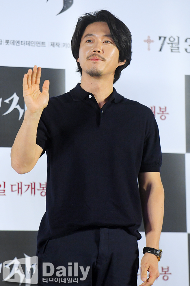 The VIP premiere of the movie Lion (director Kim Joo-hwans distribution Lotte Mart Entertainment) was held at the Lotte Mart Cinema World Tower in Songpa-gu, Seoul on the afternoon of the 30th.Actor Jang Hyuk is attending the VIP premiere of Lion.Lion will be released on the 31st as a film about the story of martial arts champion Yonghu (Park Seo-joon) meeting with the Kuma priest An Shinbu (An Sung-ki) and confronting the powerful evil (), which has confused the world.Lion VIP premiere