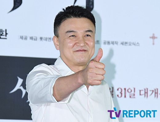 Actor Park Joong-hoon attended the VIP premiere of the movie Lion at Lotte Cinema World Tower in Jamsil-dong, Songpa-gu, Seoul on the 30th.The Lion is a story about the story of the martial arts champion Yong-hoo (Park Seo-jun), who has only lost his father when he was a child and left distrust of the world, discovering that a deep wound was caused one day that was unknown.